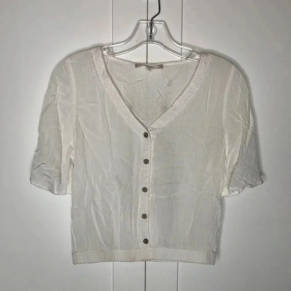 Pink Rose Tops - 🌸NEW🌸 PINK ROSE White Blouse With Lace Accents